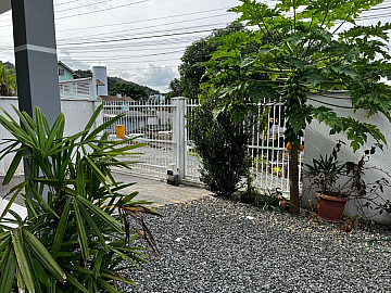 Sobrado geminado 3 quartos 104 m2 - Iririu